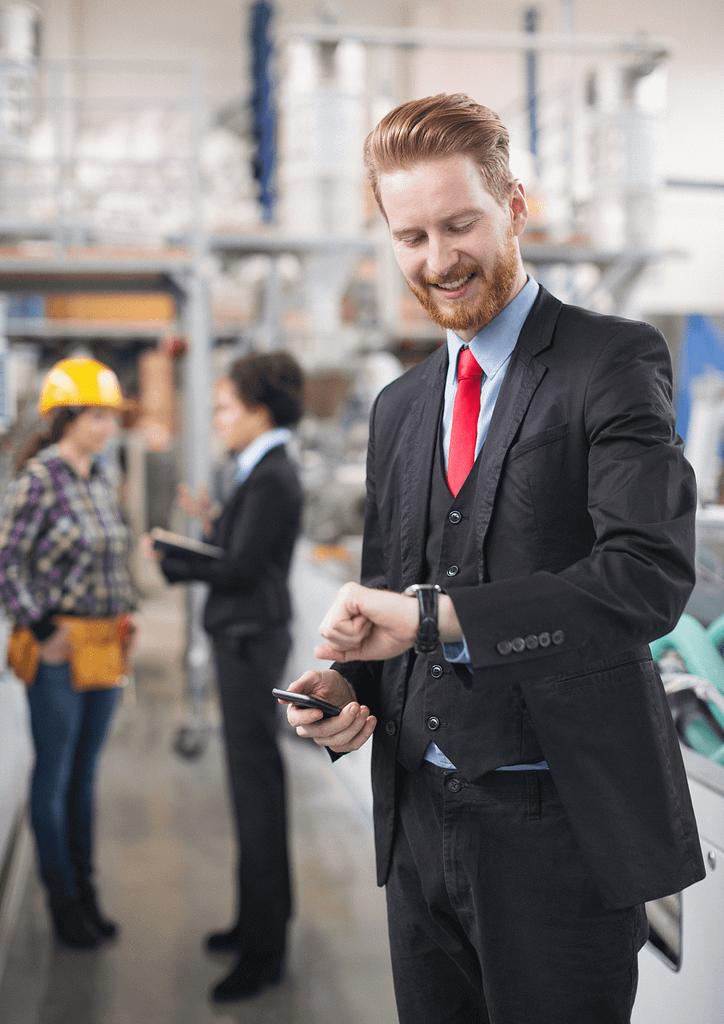 empleado controlando cuando acaba su turno laboral